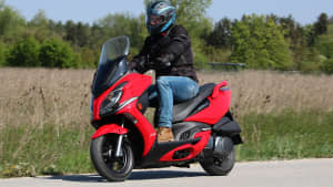 Kymco Grand Dink 300i fahrend auf der Straße