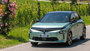 Lancia Y Fahraufnahme schräg von vorne