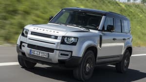 Fahrender Land Rover Defender von vorne