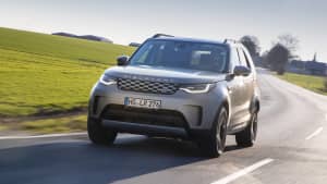 Ein Landrover Discovery fährt auf einer Strasse, von vorne aufgenommen