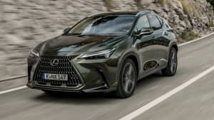 Frontansicht eines fahrenden Lexus NX350h