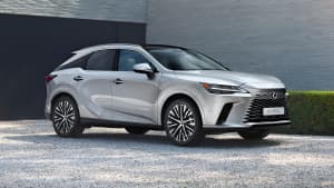 Seiten und Frontansicht eines stehenden Lexus RX