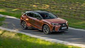 Front und Seitenansicht eines fahrenden Lexus UX nach Facelift