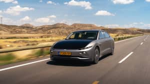 Fahraufnahme des neuen Lightyear Zero Solar Electric Vehicle von vorne.