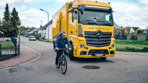 LKW mit Abbiegeassistent und RAdfahrer