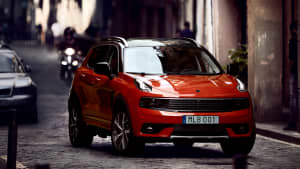 der rote Lynk & Co 01  bei der Fahrt von vorne