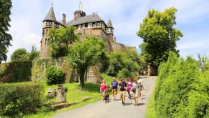 Wanderer am Schloss Berlepsch