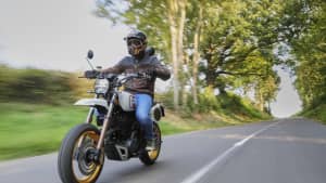 Motorrad Mash X-Ride 650 fährt auf einer Landstraße