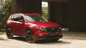Der neue Mazda CX-5 in rot schräg von der Seite fotografiert