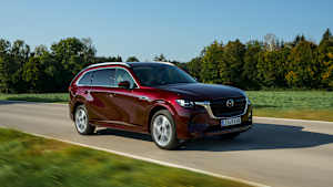 Der neue Mazda CX 80 Plug-in-Hybrid fährt auf der Strasse