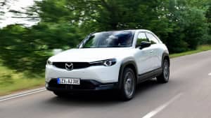 Mazda MX-30 fahrend von vorne