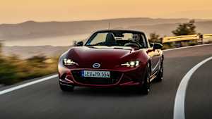 Frontansicht eines fahrenden Mazda MX-5