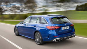 Heck und Seitenansicht eines fahrenden Mercedes C-Klasse T-Modell