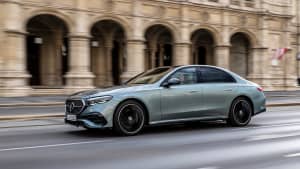 Der Mercedes E-Klasse in Grau während der Fahrt durch die Altstadt