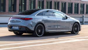 Heck und Seitenansicht eines fahrenden Mercedes EQE 350