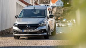 Frontansicht eines stehenden Mercedes EQT