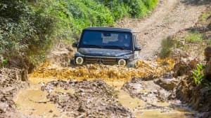 die neue Mercedes G-Klasse faehrt durch 70 cm tiefen Schlamm