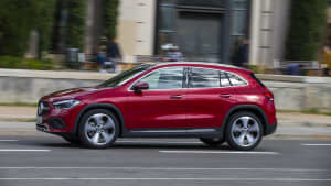 Mercedes GLA fahrend von der Seite