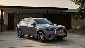 Front und Seitenansicht eines Mercedes GLC mit EQ Technologie