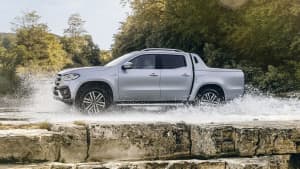 Seitenansicht der Mercedes x-Klasse fahrend