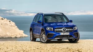 Blauer Mercedes GLB steht in Gelaende