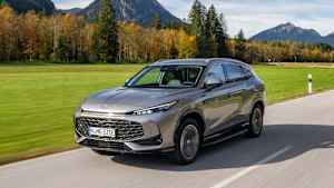 Front und Seitenansicht eines fahrenden MG HS
