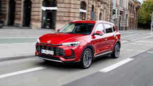 Front und Seitenansicht eines fahrenden MG ZS Hybrid+