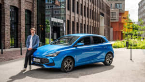 ADAC Redakteur Andreas Huber lehnt an einem MG3 Hybrid+