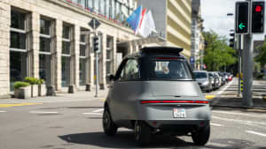 Das Stadtauto Microlino in Fahrt durch die City
