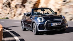 Frontansicht eines fahrenden Mini Cooper SE Cabrio