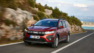 Frontansicht eines fahrenden Dacia Jogger