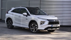Der Plug in Hybrid von Mitsubishi Eclipse Cross steht auf der Strasse