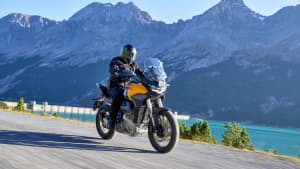Front und Seitenansicht einer fahrenden Moto Guzzi Stelvio
