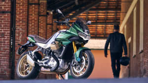 Die Moto Guzzi V100 S seitlich stehend