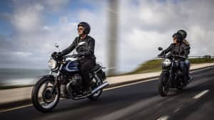 Moto Guzzi V7 Special und Moto Guzzi V7 Stone fahrend auf einer Straße