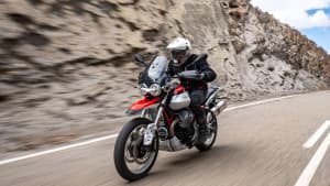 Aufnahme der fahrenden Moto Guzzi V85 TT