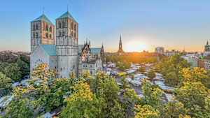 Luftaufnahme des Paulusdoms in Münster mit Domplatz