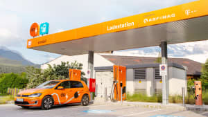 Auto an einer Ladestation von Asfinag in Österreich