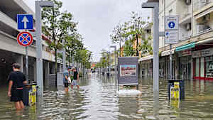 In Bibione, einer Küstenregion in Venetien (Italien), fielen innerhalb weniger Stunden beachtliche 245 Millimeter Regen, was zu massiven Überflutungen führte.
