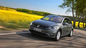 VW Golf fahrend auf der Straße