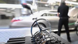 Ein Mitarbeiter des Stuttgarter Autoherstellers Mercedes-Benz arbeitet in der Factory 56 im Merecdes-Benz Werk in Sindelfingen in der Fertigung von Oberklasse- und Luxusfahrzeugen.