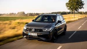 Ein Volkswagen Tiguan R-Line fährt auf einer Landstraße