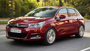 Front und Seitenansicht eines fahrenden Citroen C4