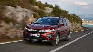 Front und Seitenansicht eines fahrenden Dacia Jogger