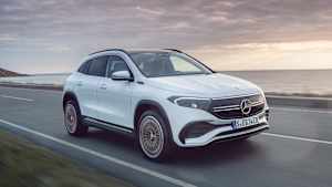 Front und Seitenansicht eines fahrenden Mercedes EQA