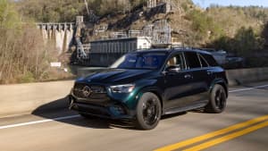 Ein Mercedes GLE fährt auf einer Straße