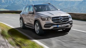 Front und Seitenansicht eines fahrenden Mercedes GLE
