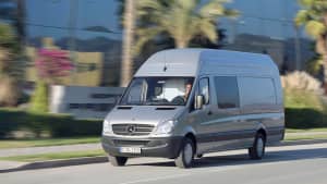 Ein Mercedes Sprinter fährt auf einer Strasse