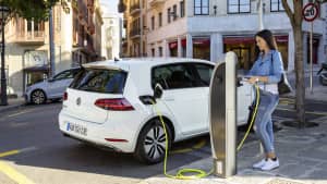 Frau lädt VW e-Golf