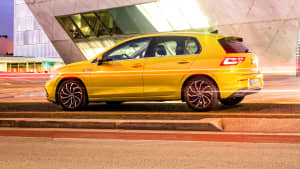 Seitenansicht eines stehenden VW Golf 8